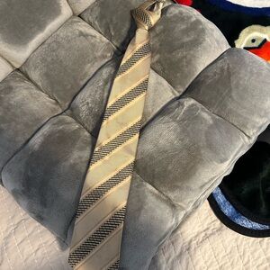 Clamp on neck tie